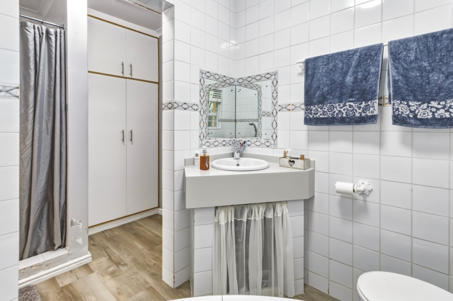 6 Bedroom Property for Sale in La Concorde Western Cape